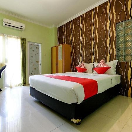 Oyo 338 Guest House Omah Manahan Syariah Solo Buitenkant foto