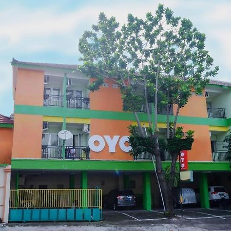 Oyo 338 Guest House Omah Manahan Syariah Solo Buitenkant foto