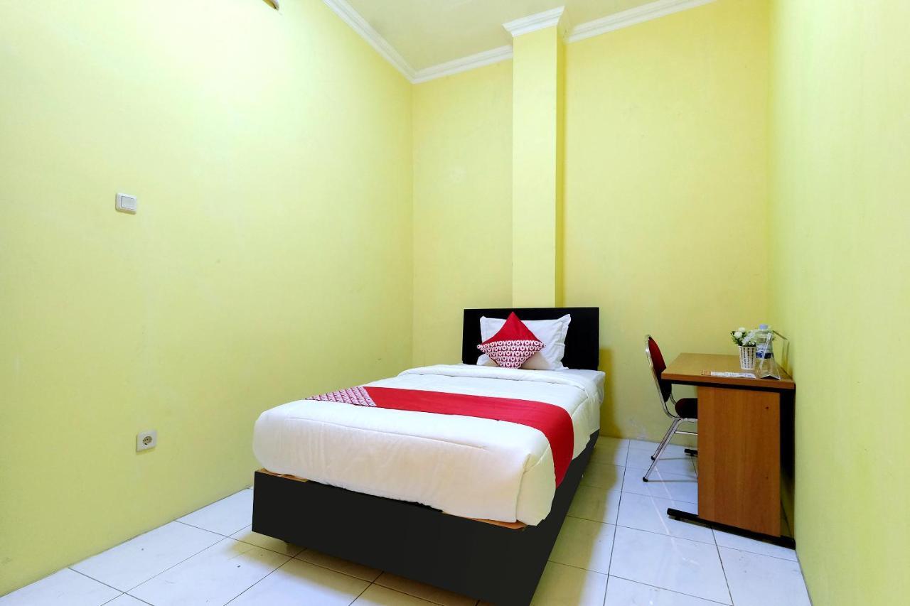 Oyo 338 Guest House Omah Manahan Syariah Solo Buitenkant foto