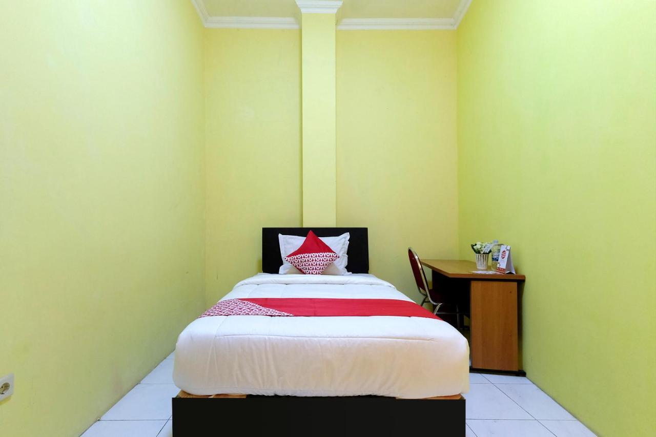 Oyo 338 Guest House Omah Manahan Syariah Solo Buitenkant foto