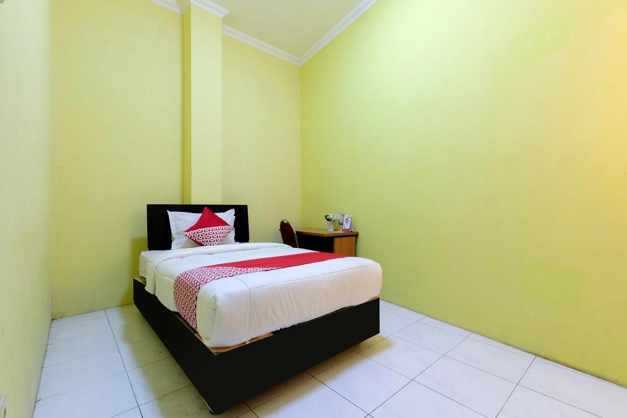 Oyo 338 Guest House Omah Manahan Syariah Solo Buitenkant foto