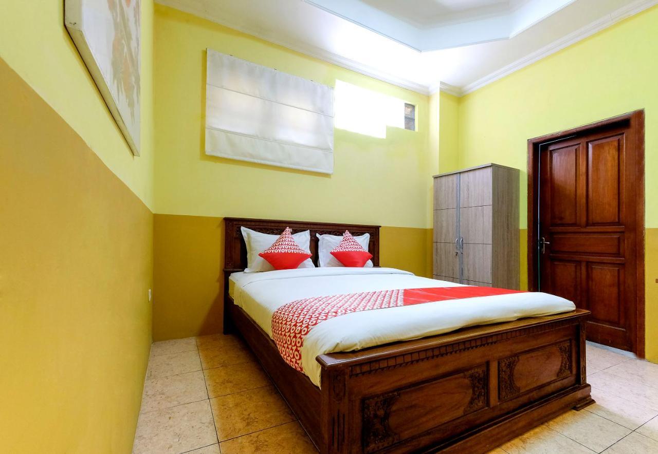 Oyo 338 Guest House Omah Manahan Syariah Solo Buitenkant foto