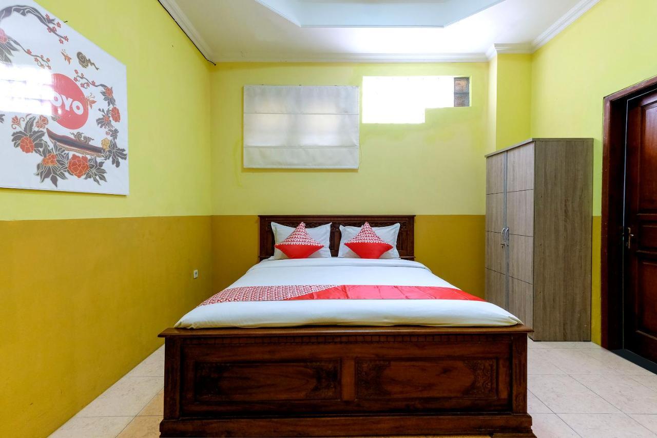 Oyo 338 Guest House Omah Manahan Syariah Solo Buitenkant foto