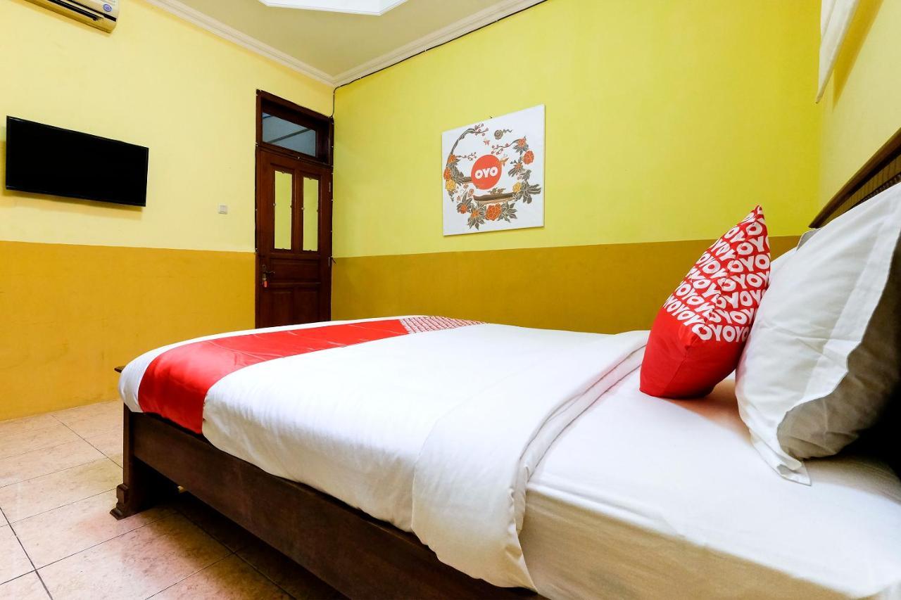 Oyo 338 Guest House Omah Manahan Syariah Solo Buitenkant foto