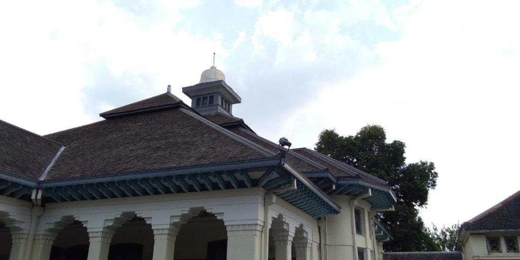 Oyo 338 Guest House Omah Manahan Syariah Solo Buitenkant foto