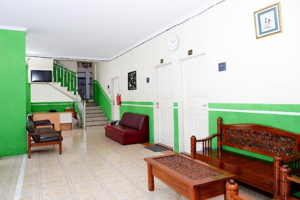 Oyo 338 Guest House Omah Manahan Syariah Solo Buitenkant foto