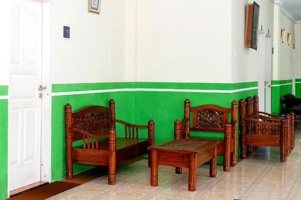 Oyo 338 Guest House Omah Manahan Syariah Solo Buitenkant foto
