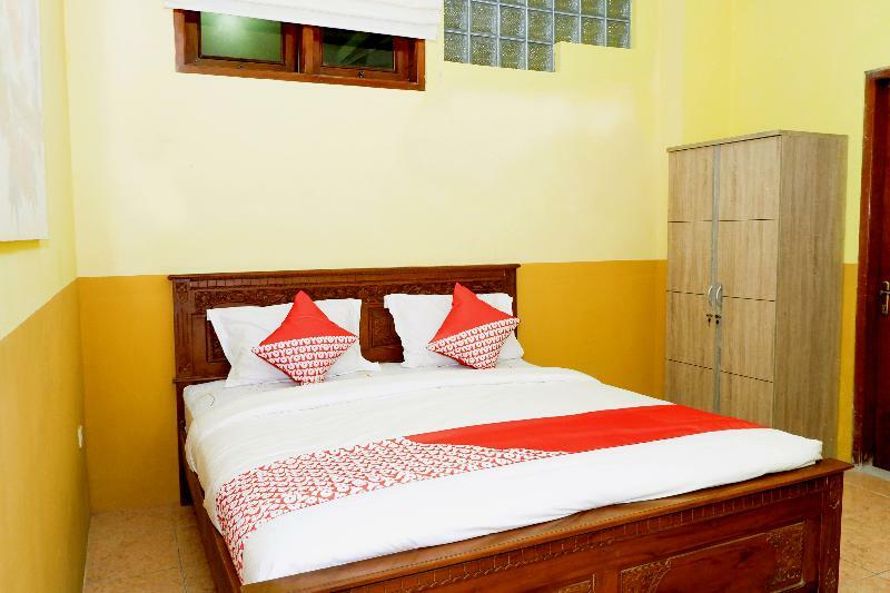 Oyo 338 Guest House Omah Manahan Syariah Solo Buitenkant foto