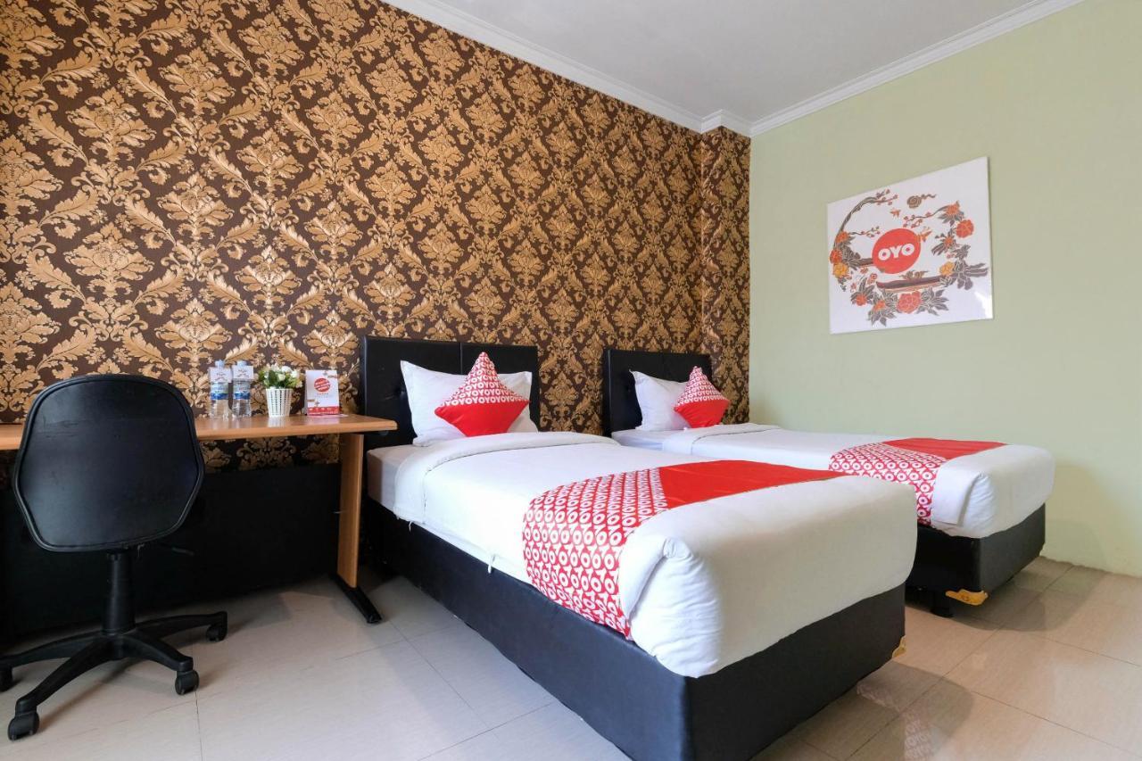 Oyo 338 Guest House Omah Manahan Syariah Solo Buitenkant foto