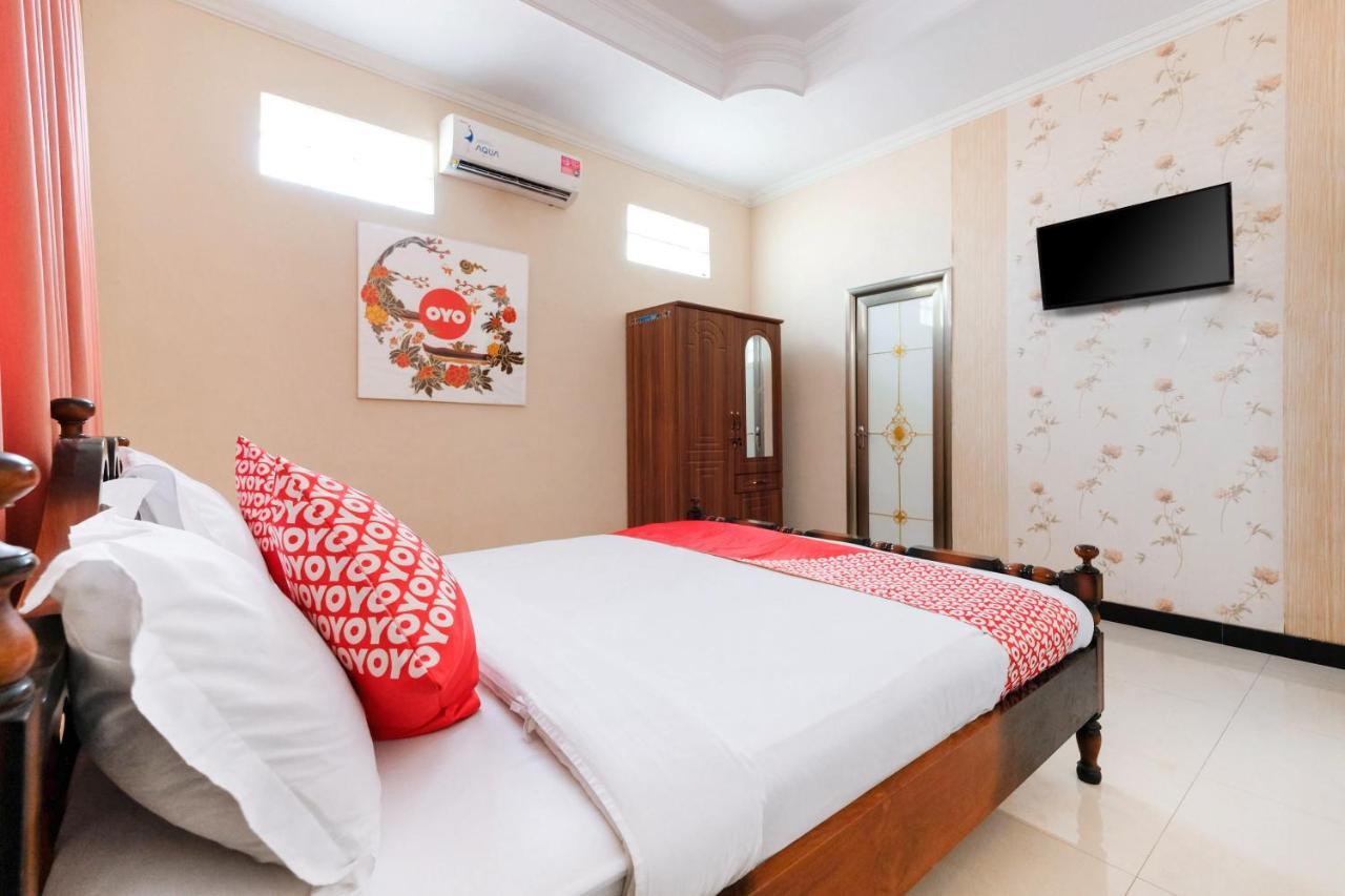 Oyo 338 Guest House Omah Manahan Syariah Solo Buitenkant foto