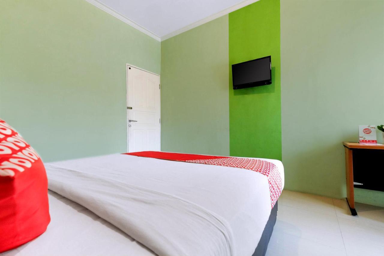 Oyo 338 Guest House Omah Manahan Syariah Solo Buitenkant foto