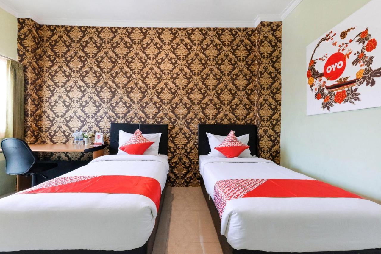 Oyo 338 Guest House Omah Manahan Syariah Solo Buitenkant foto