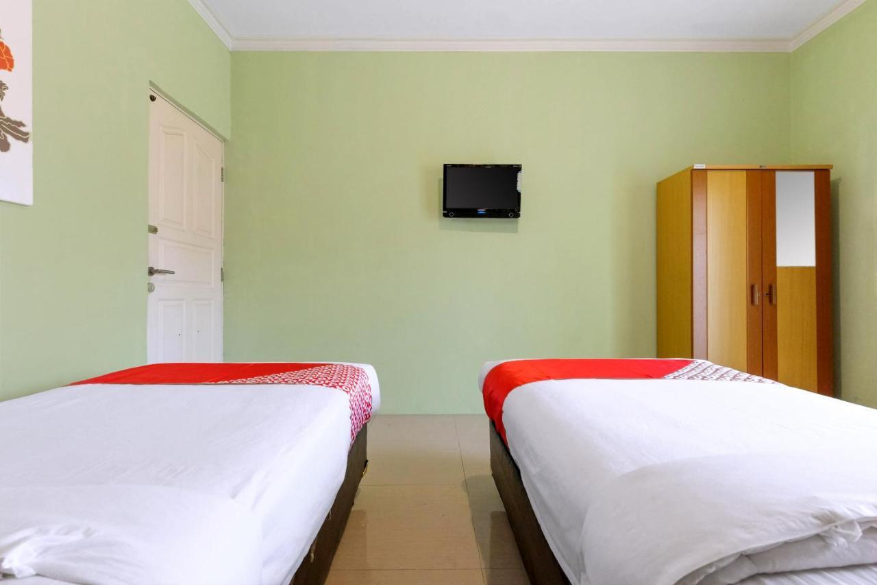 Oyo 338 Guest House Omah Manahan Syariah Solo Buitenkant foto