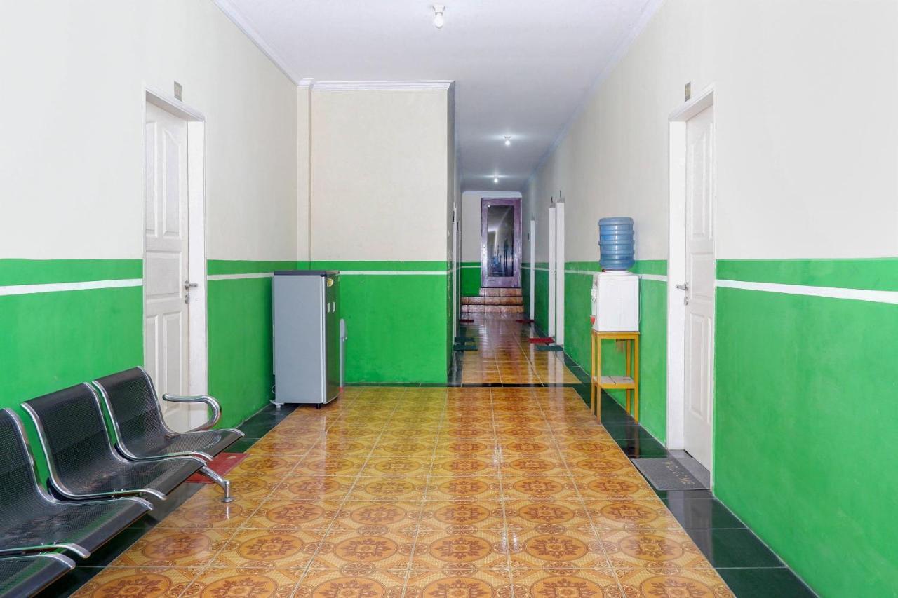 Oyo 338 Guest House Omah Manahan Syariah Solo Buitenkant foto