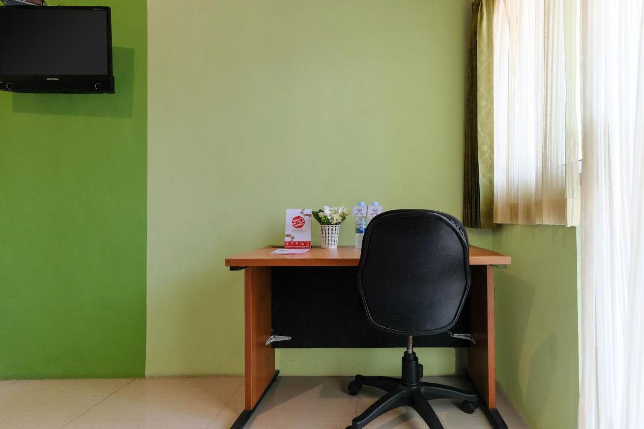 Oyo 338 Guest House Omah Manahan Syariah Solo Buitenkant foto