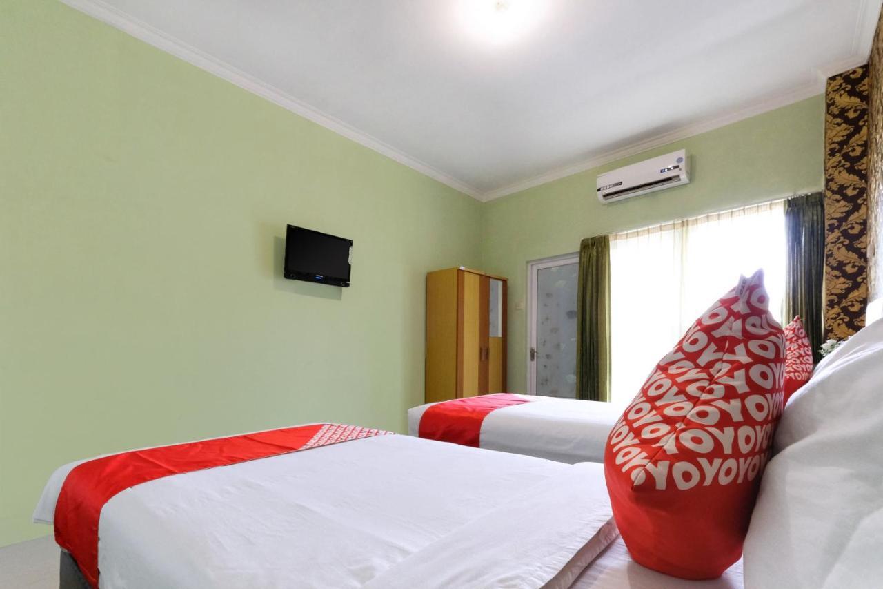 Oyo 338 Guest House Omah Manahan Syariah Solo Buitenkant foto