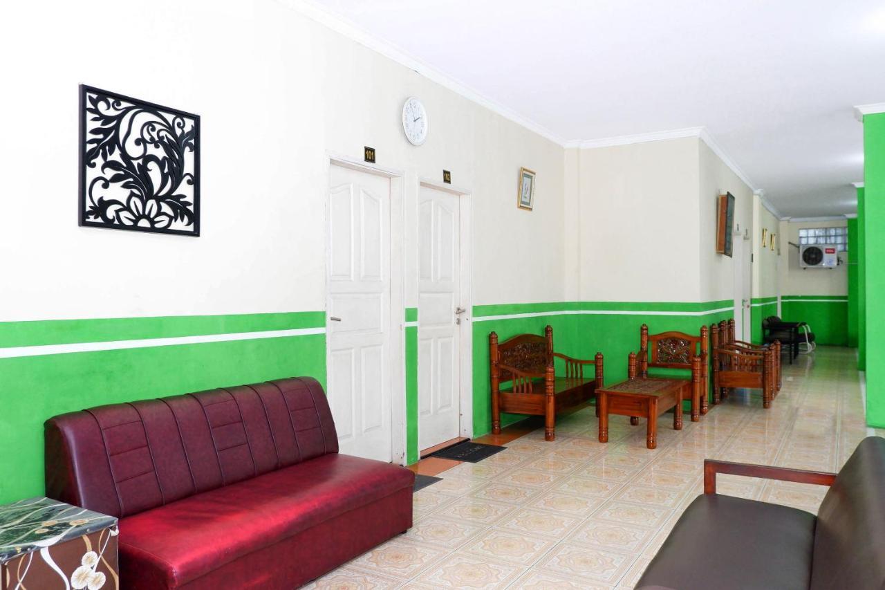 Oyo 338 Guest House Omah Manahan Syariah Solo Buitenkant foto