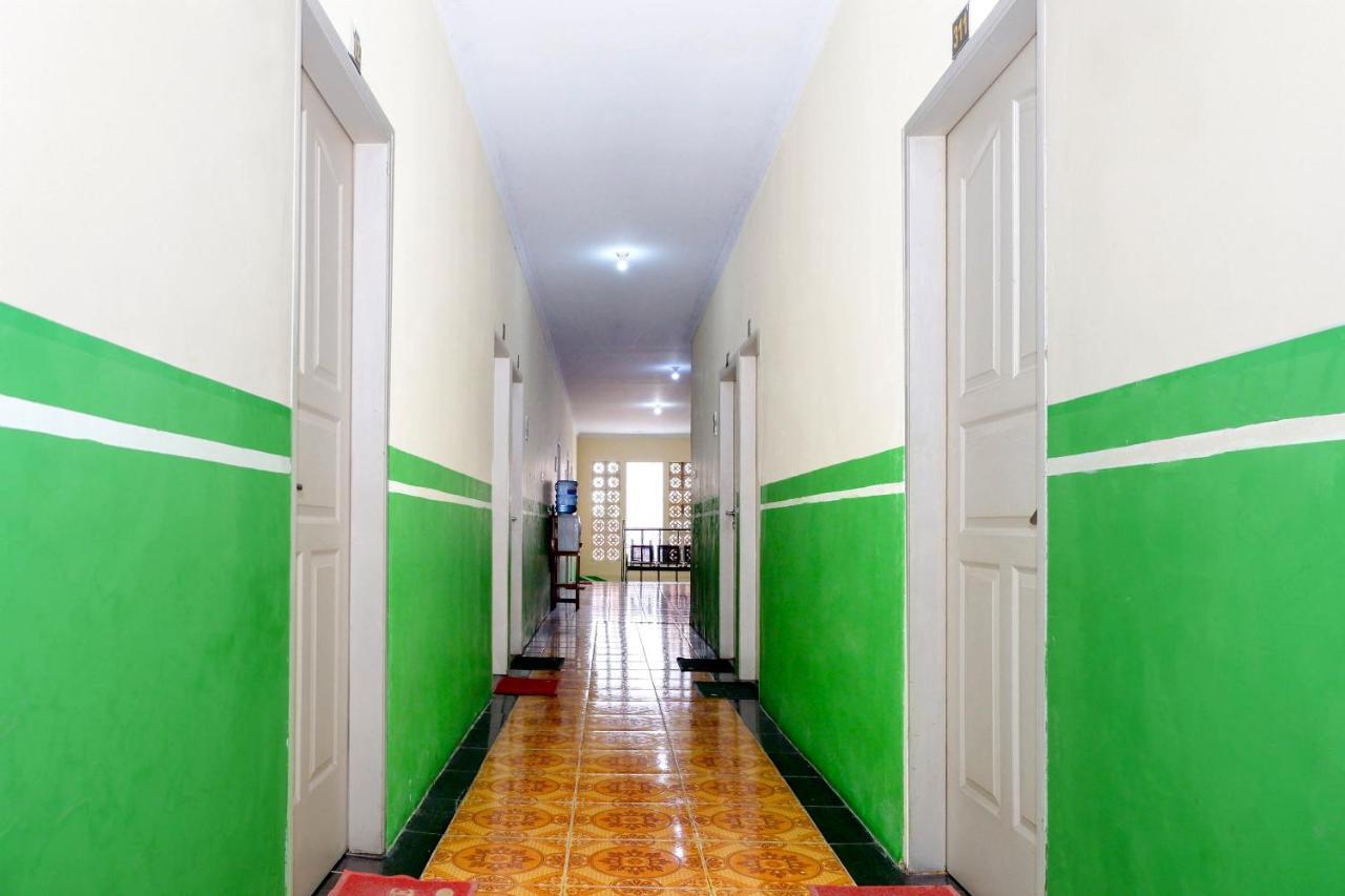 Oyo 338 Guest House Omah Manahan Syariah Solo Buitenkant foto