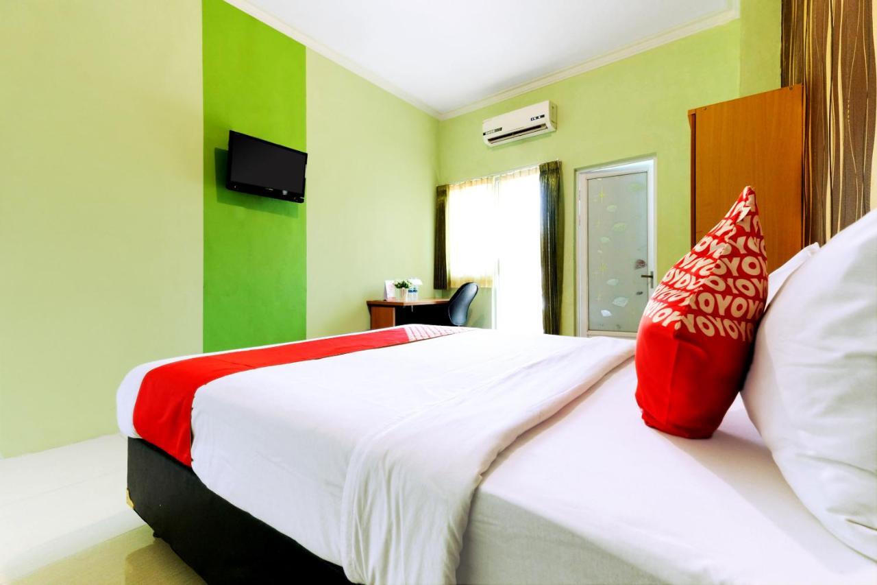 Oyo 338 Guest House Omah Manahan Syariah Solo Buitenkant foto